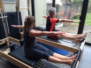 Pilates oefening op Reformer: stomach massage series - the twist                