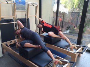 Pilates oefening op Reformer: short box series - side sit-up                      