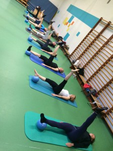 Pilates oefening op de Mat: one leg circle with ball             
