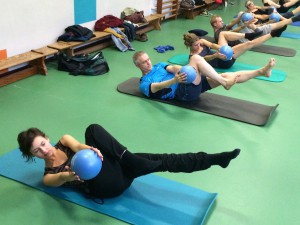 Pilates oefening op de Mat: criss cross with ball                   