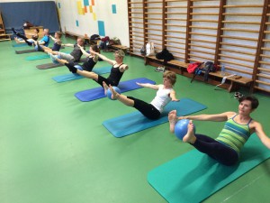 Pilates oefening op de Mat: teaser                    