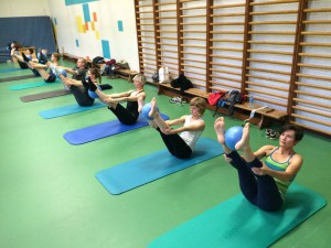 Pilates oefening op de Mat: open leg rocker                         