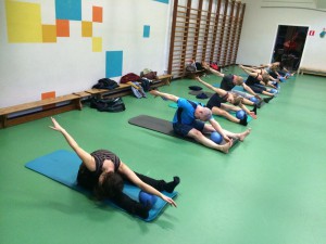 Pilates oefening op de Mat: the saw with ball                          