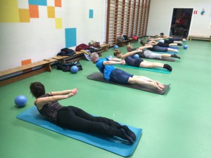 Pilates oefening op de Mat: double leg kick                           