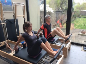 Pilates oefening op Reformer: stomach massage series - hands back            