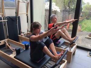 Pilates oefening op Reformer: stomach massage series - the reach                  
