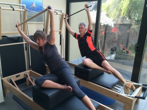 Pilates oefening op Reformer: side sit-up                    