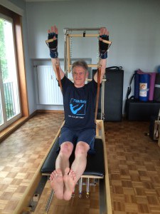 Pilates oefening op Reformer: rowing series - from the chest                    