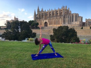 Yoga pose: triangle - trikonasana